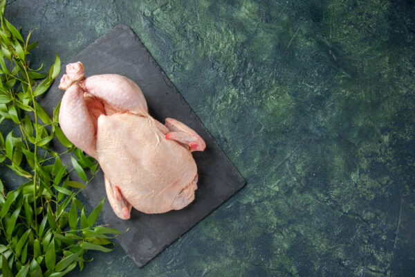 vue de dessus poulet cru frais sur fond sombre repas de poulet photo animal couleur nourriture cuisine viande espace libre